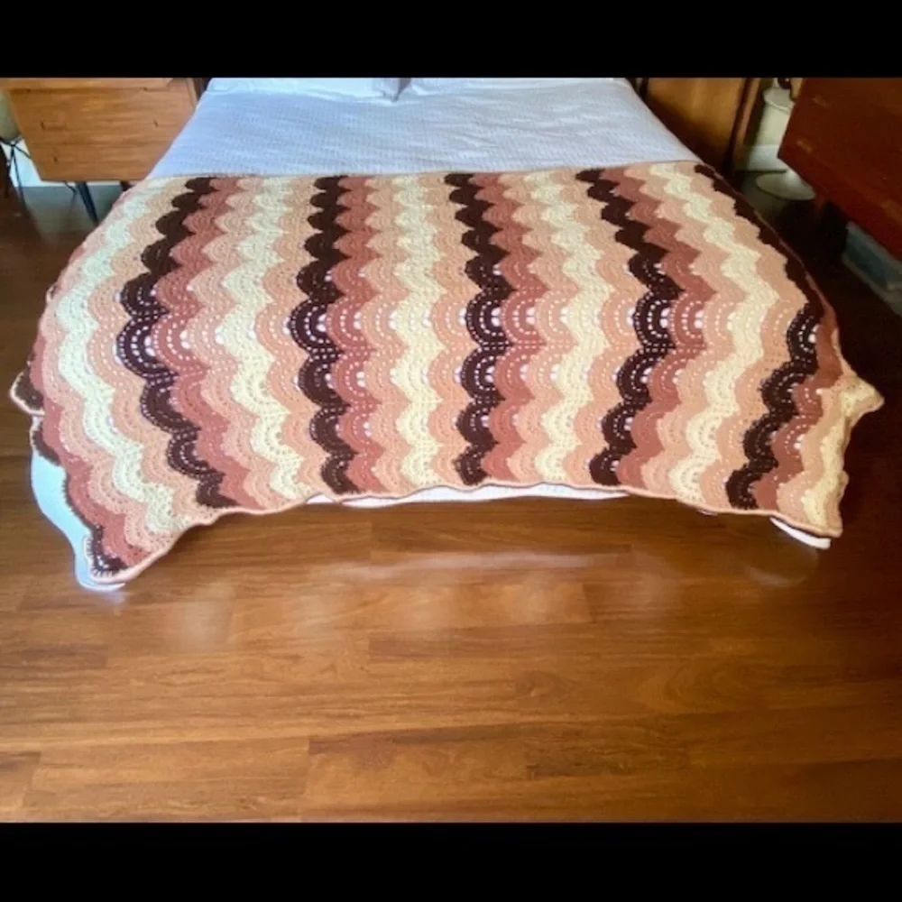 VINTAGE SCALLOP PATTERN GRANNY QUILT AFGHAN